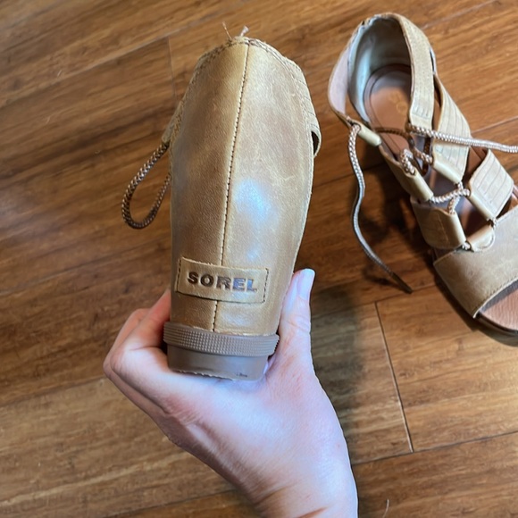 BARELY worn Sorel Wedges - Picture 4 of 7